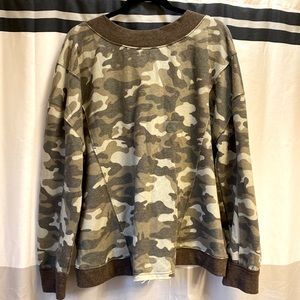 Unique NWT camo long sleeve top with open twist back.